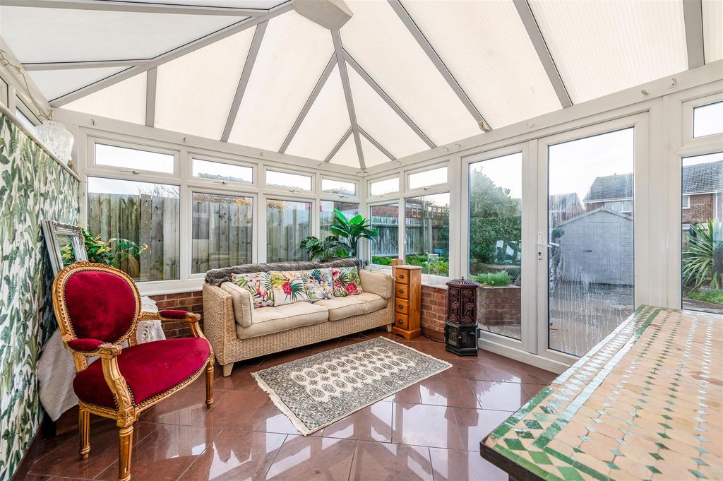 Property photo 3 of 22 Conservatory.Jpg