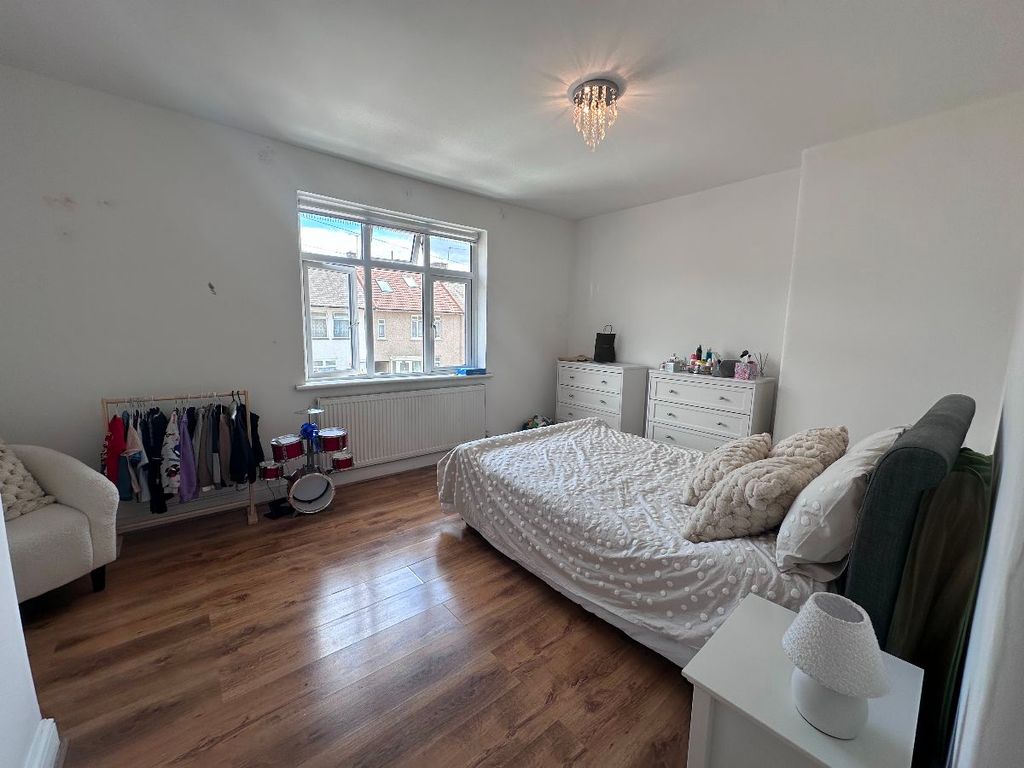 Property photo 2 of 28