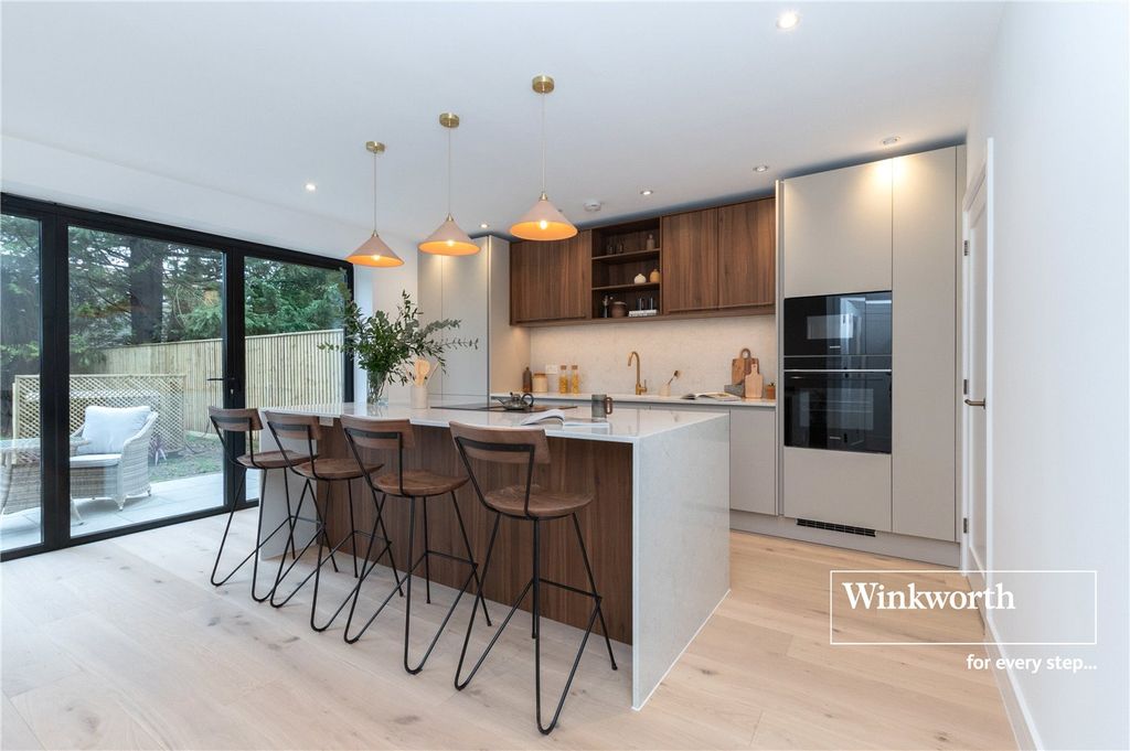 Property photo 2 of 18 Picture No. 23