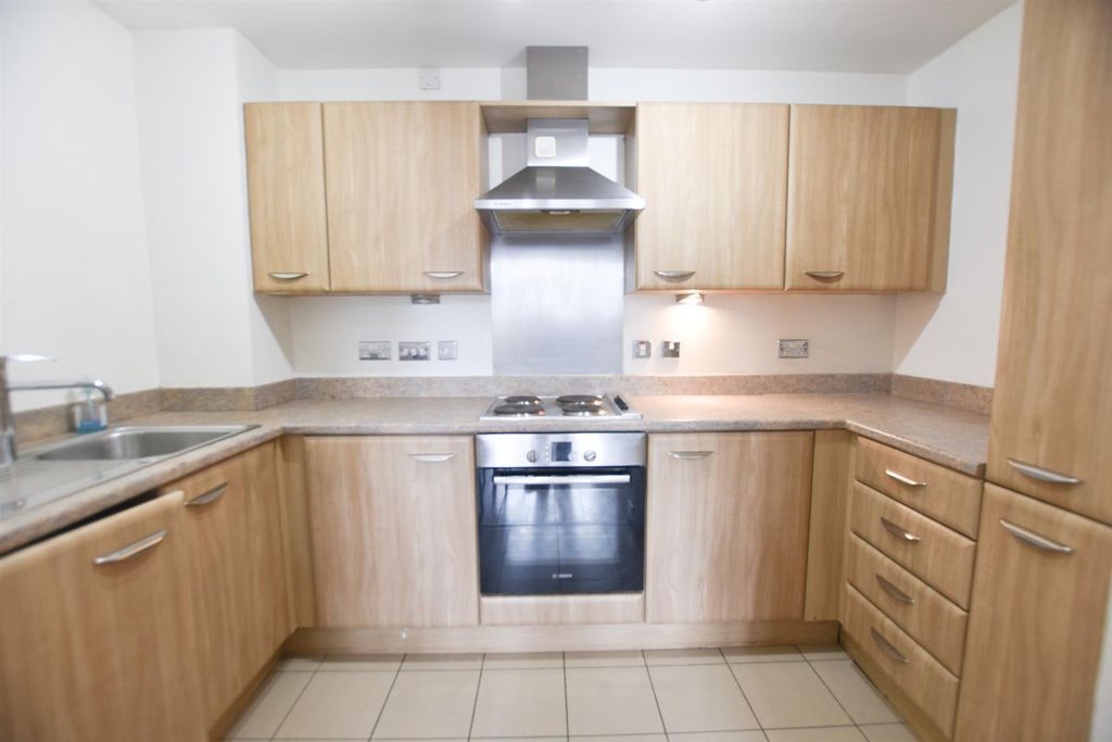 Property photo 3 of 9 Modern Fitted Kitchen
