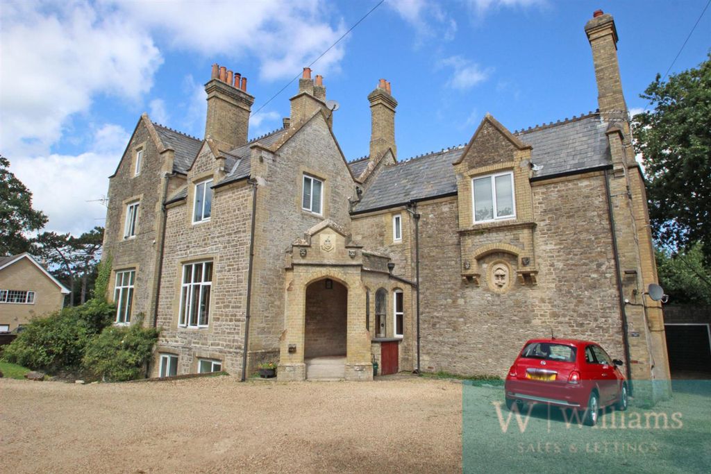 Property photo 2 of 12 .
