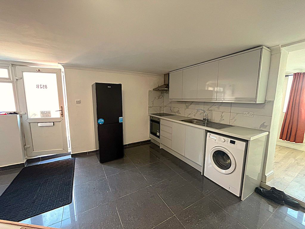 Property photo 2 of 10 852B Oxford -05