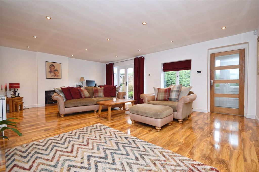 Property photo 2 of 30 Sitting Room