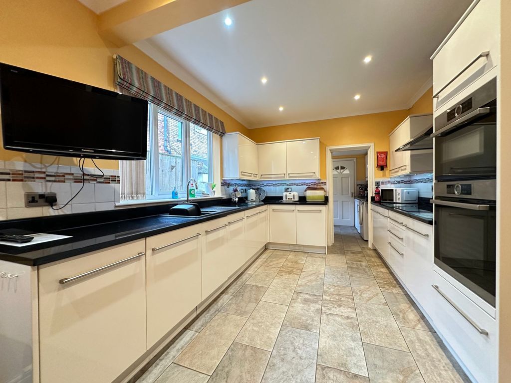 Property photo 3 of 33