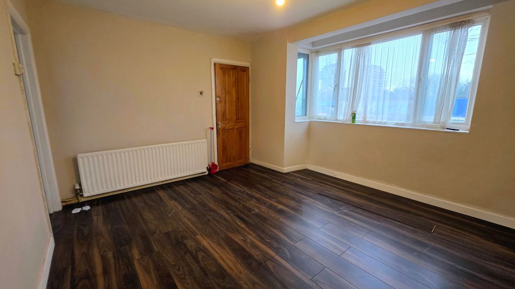 Property photo 3 of 11 Lounge