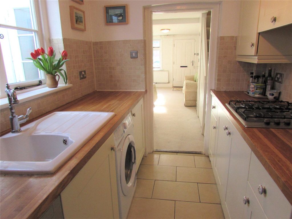 Property photo 3 of 10 Kitchen