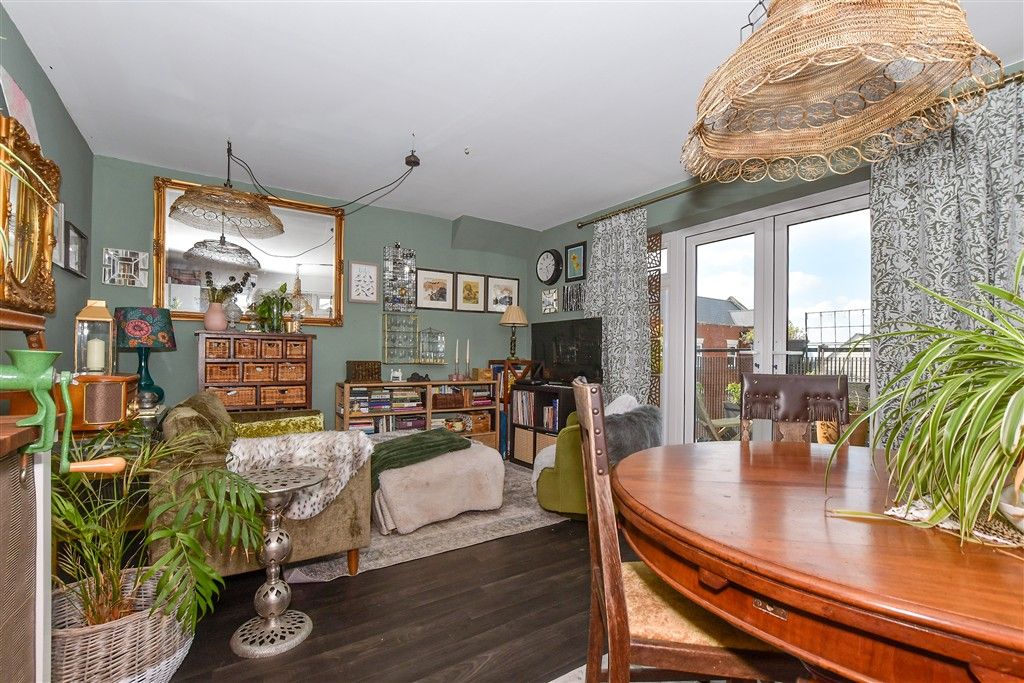 Property photo 2 of 17 Lounge