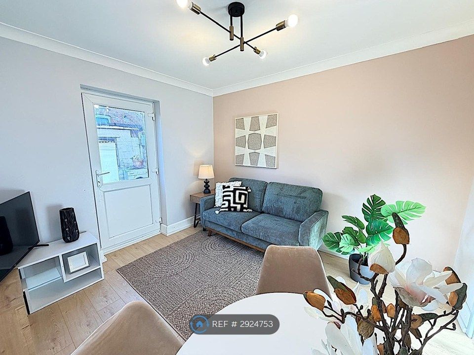 Property photo 2 of 16 Lounge