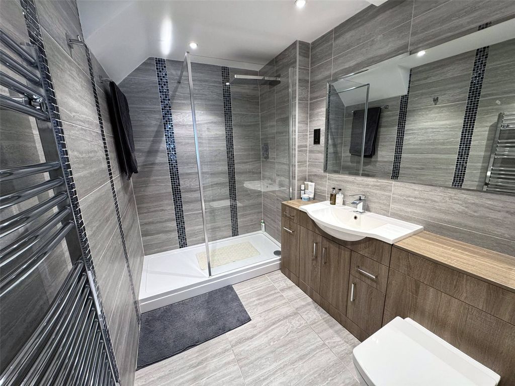 Property photo 2 of 14 En-Suite