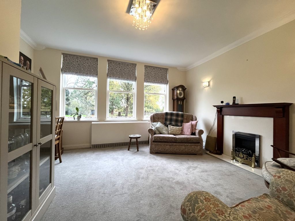 Property photo 2 of 8 Lounge