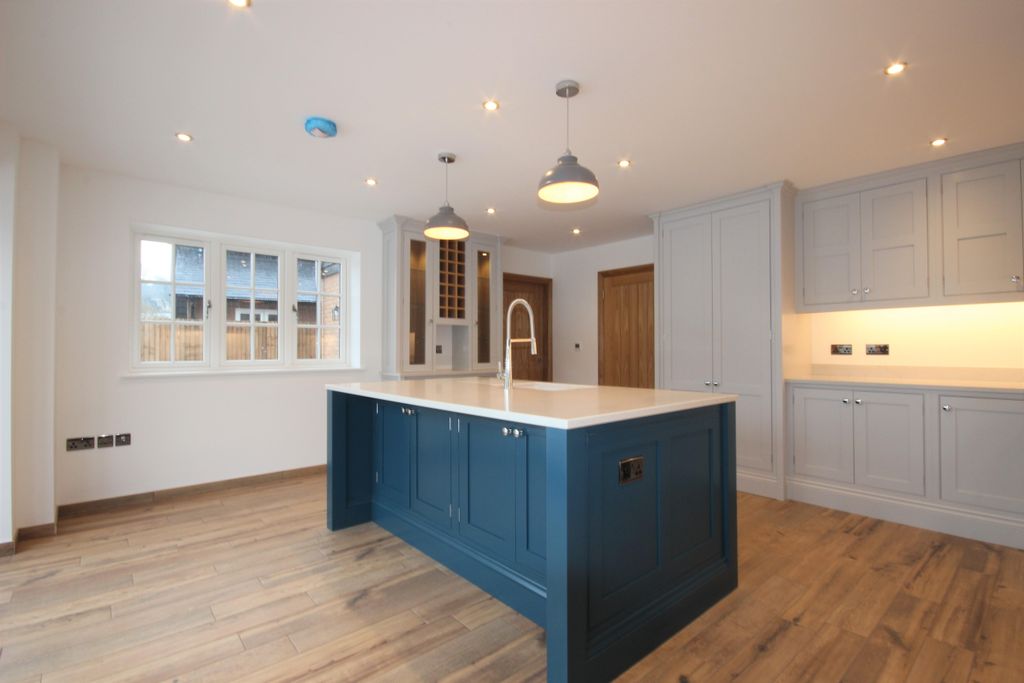 Property photo 3 of 12 Kitchen