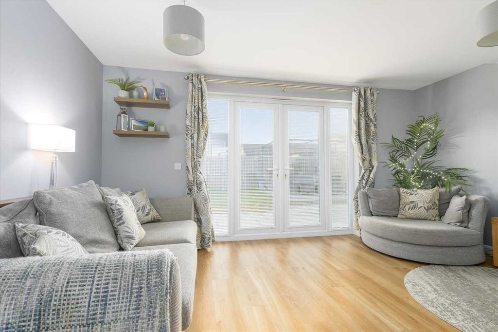 Property photo 2 of 19 Lounge /