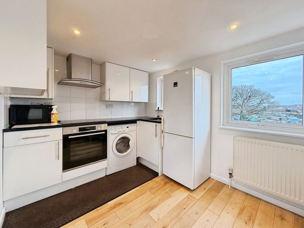 Property photo 3 of 9 Kitchen/Reception