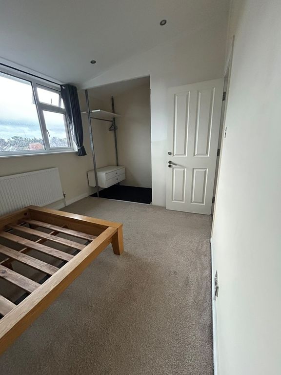 Property photo 2 of 10 Bedroom
