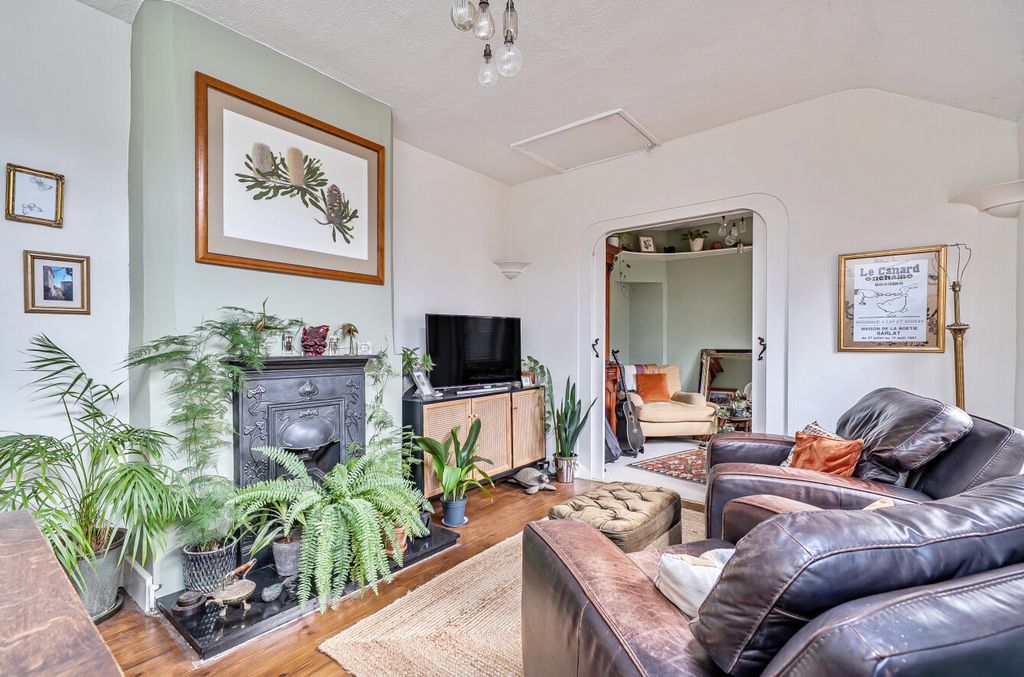 Property photo 3 of 21 1389199-10-694179...