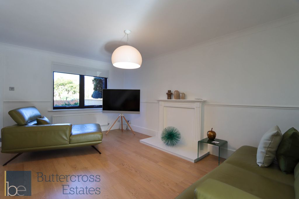 Property photo 3 of 21 Living Room