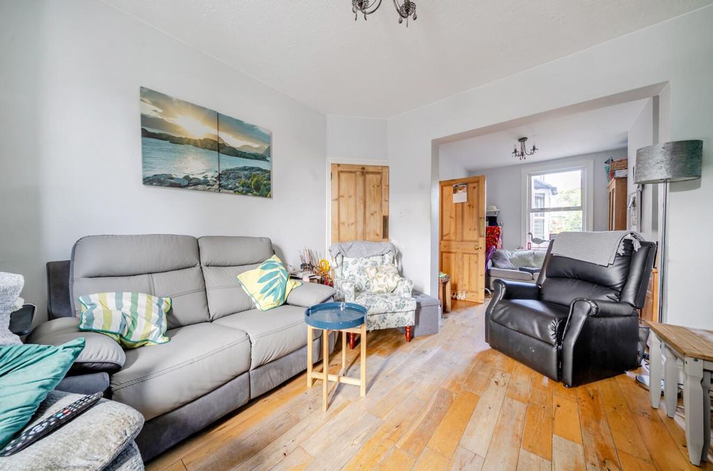Property photo 3 of 14 1348675-9-68c2A7E5242d5.Jpg