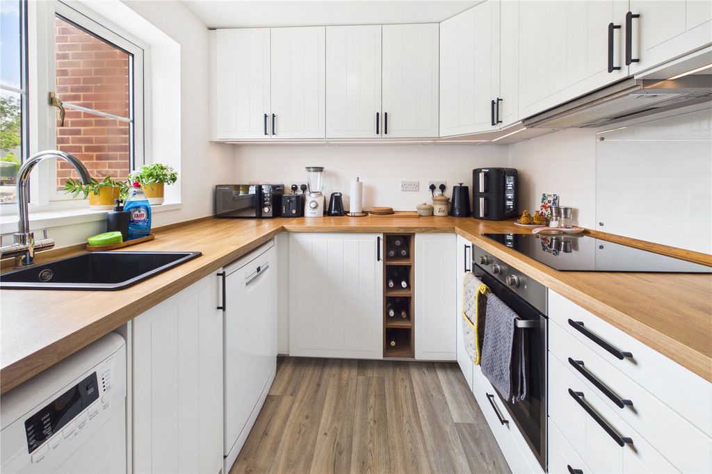 Property photo 3 of 17 Kitchen