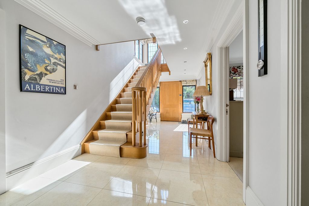 Property photo 2 of 23