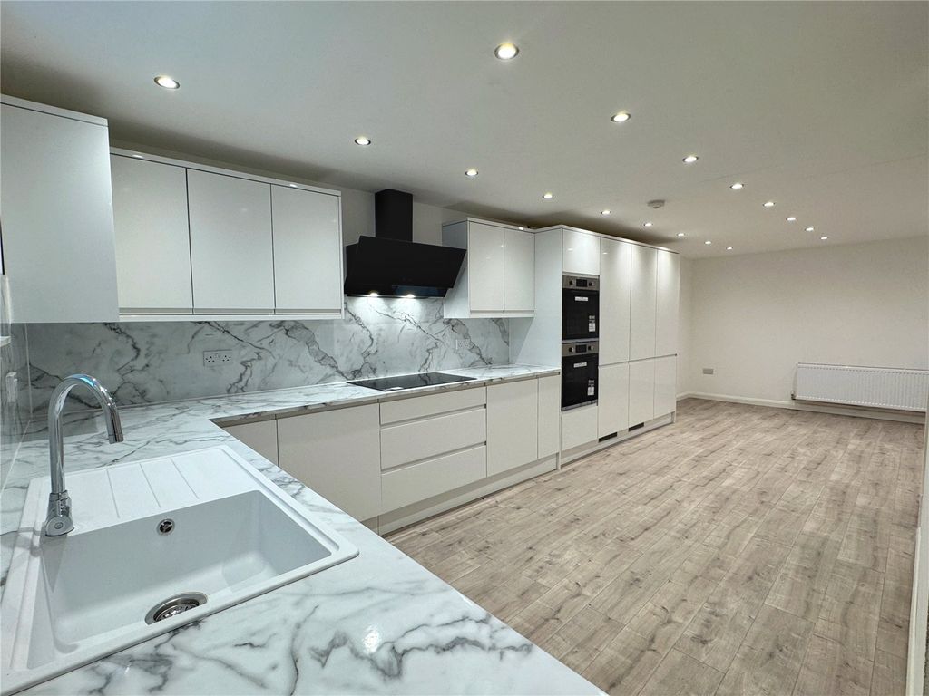 Property photo 2 of 38 Picture No. 03