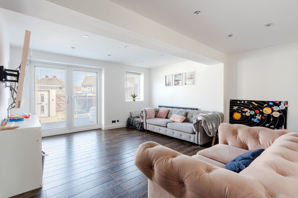Property photo 2 of 18 A7400133-Hdr-16