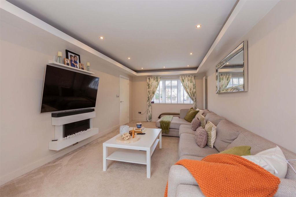 Property photo 3 of 20 340 Cippenham Lane-10.Jpg