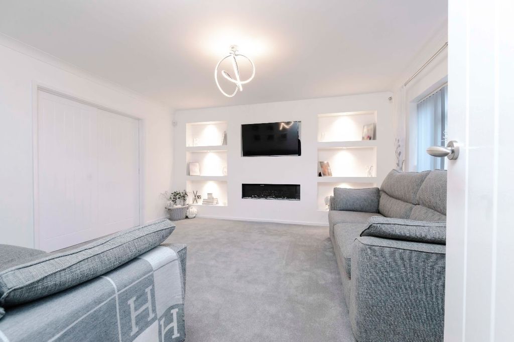 Property photo 2 of 40