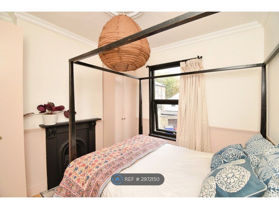 Property photo 3 of 15 Middle Bedroom