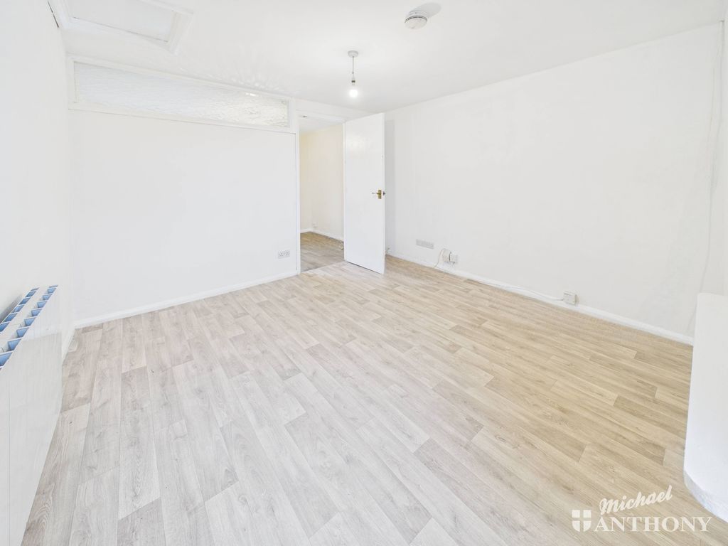 Property photo 2 of 8 Cam02773G0-Pr0372-Still001