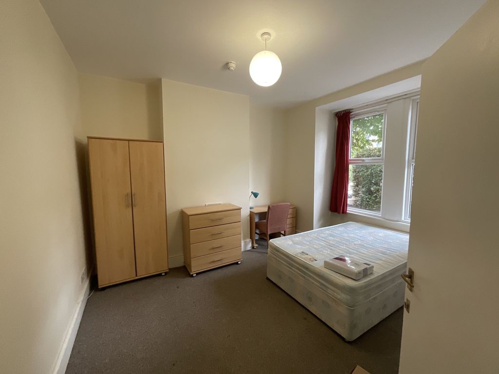 Property photo 2 of 23 A Bright And Inviting Double Bedroom Featuring A l...