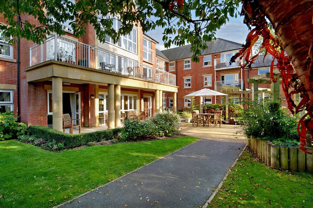Property photo 2 of 23 Communal Gardens