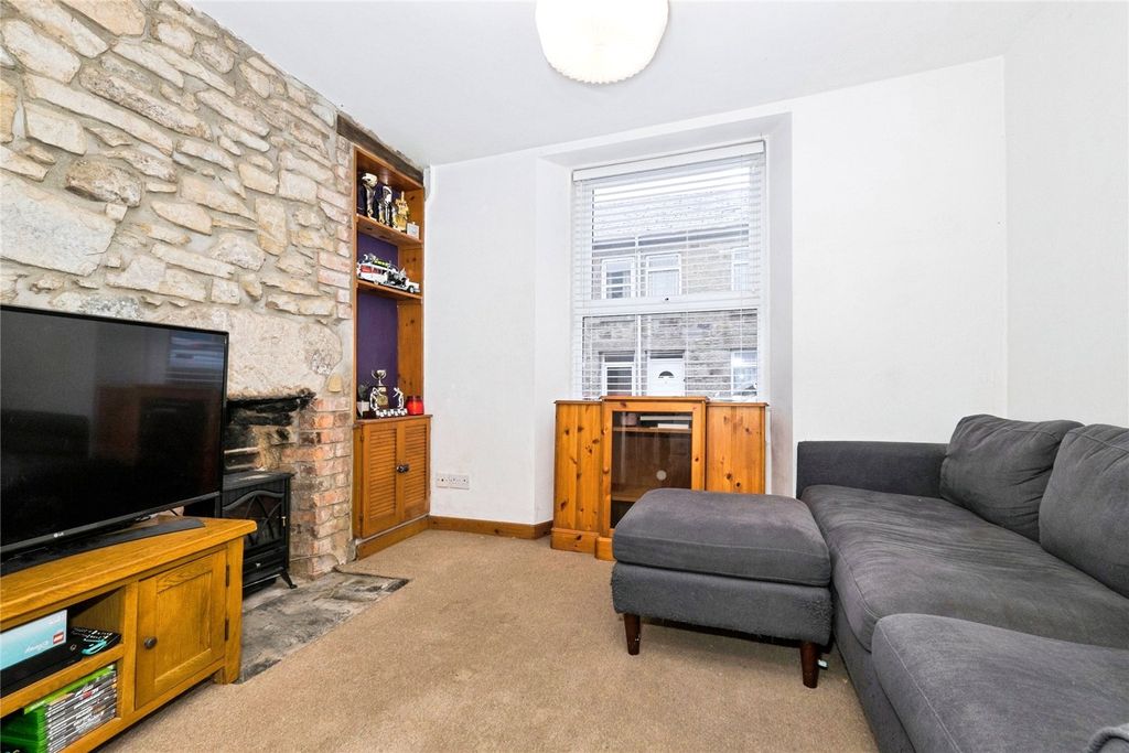 Property photo 3 of 12 Living Space