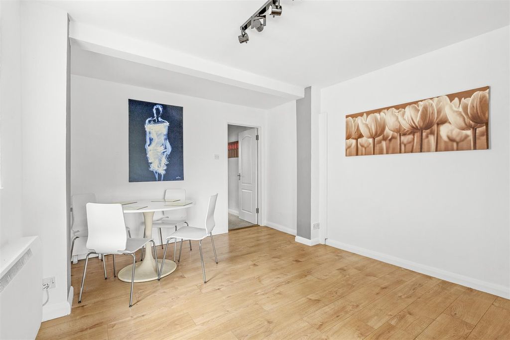 Property photo 3 of 15 70B Totteridge Road, Hp13 6Ex-6.Jpg