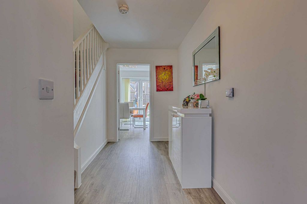 Property photo 3 of 27