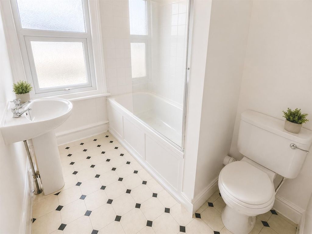 Property photo 3 of 8 Bathroom - 200 Elm Grove May 26.Jpg