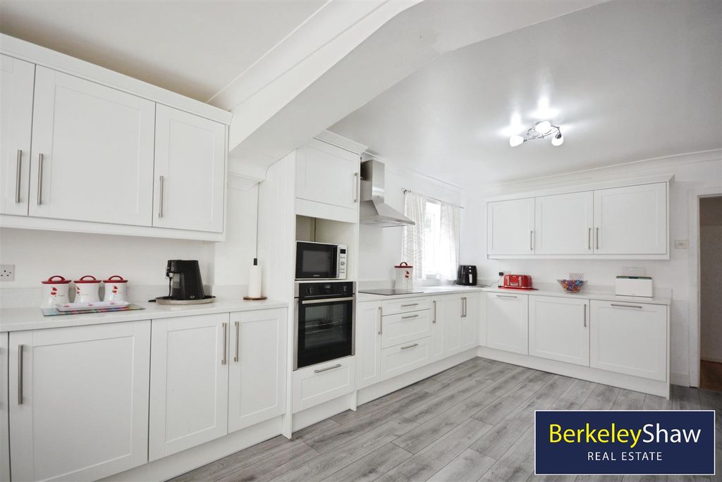 Property photo 3 of 19 Wren Kitchen