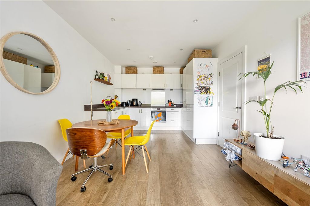 Property photo 2 of 22 Atkins Square E8
