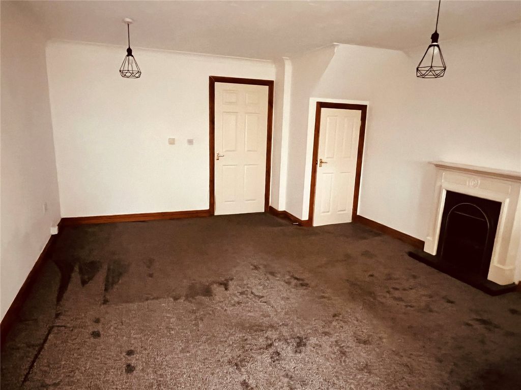 Property photo 3 of 21 Lounge