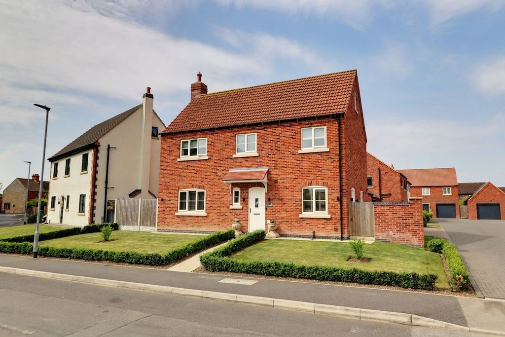 Property photo 1 of 32