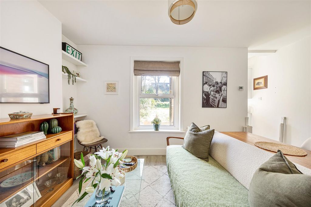 Property photo 2 of 24 Hermon Hill, E11