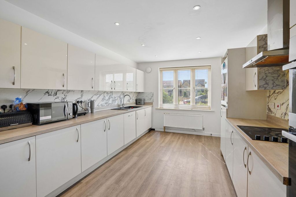 Property photo 3 of 18 Kitchen