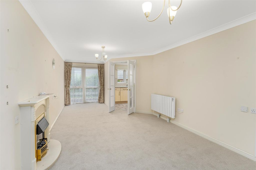 Property photo 2 of 15 7 Foxhall Court, Banbury-4.Jpg