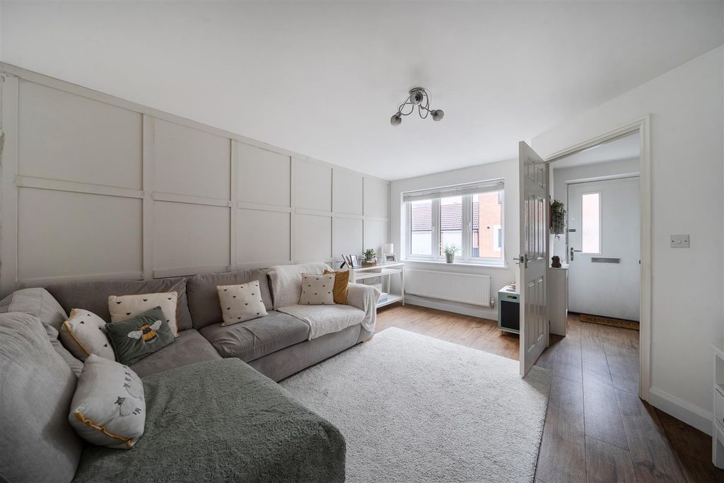 Property photo 3 of 17 Lounge