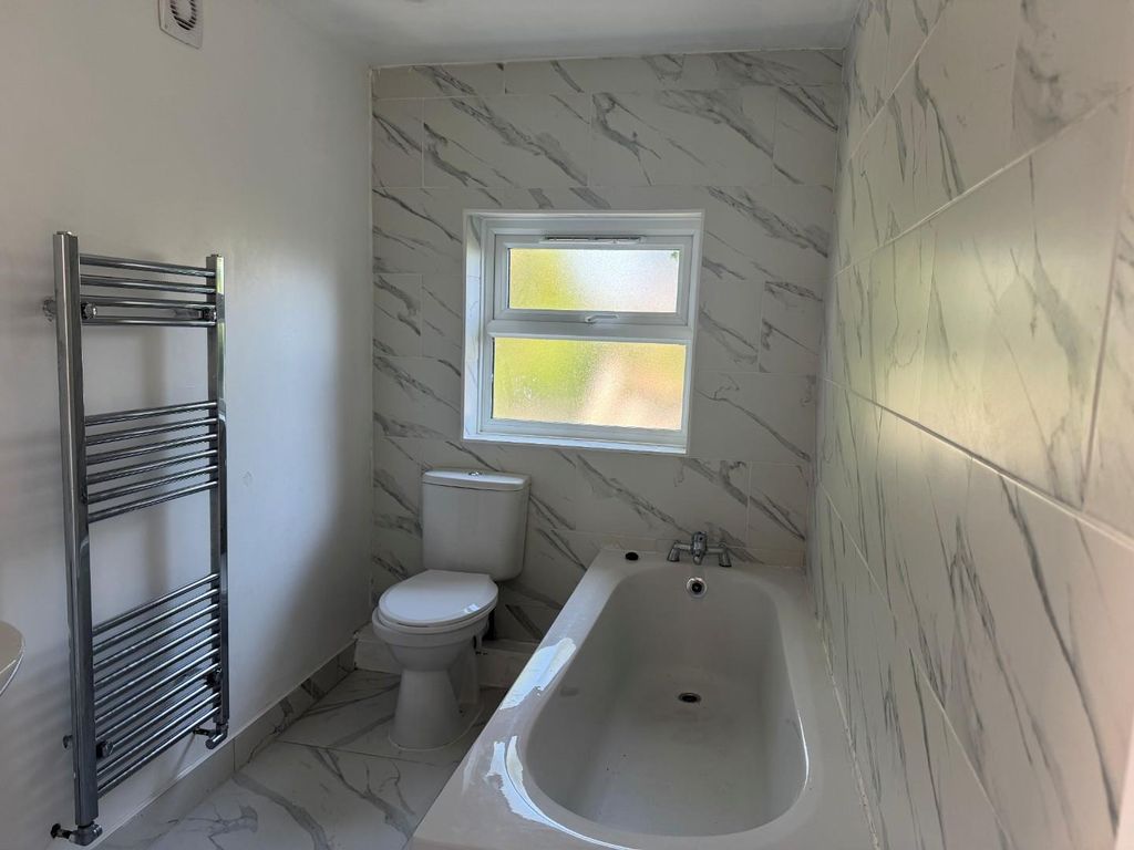 Property photo 3 of 7 Bathroom.Jpg