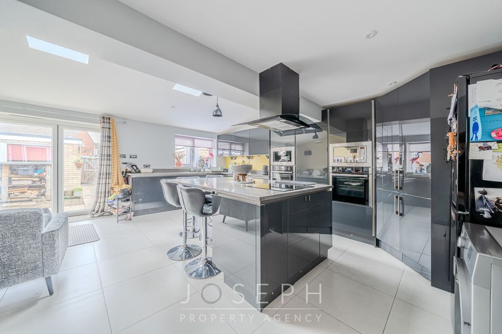 Property photo 2 of 21