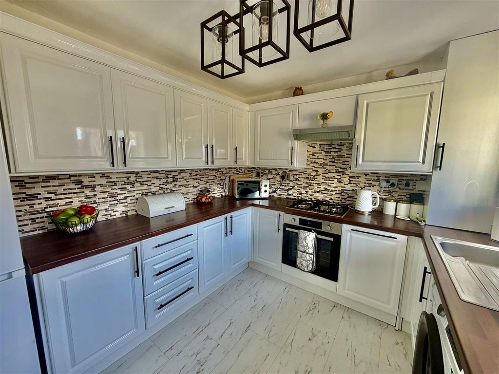 Property photo 3 of 13 Kitchen