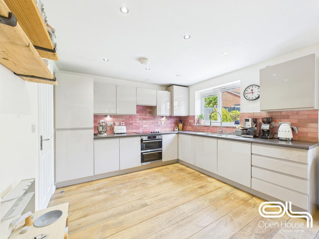 Property photo 3 of 21 Kitchen