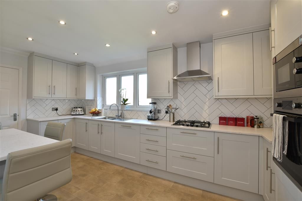Property photo 2 of 18 Kitchen/Breakfast Room