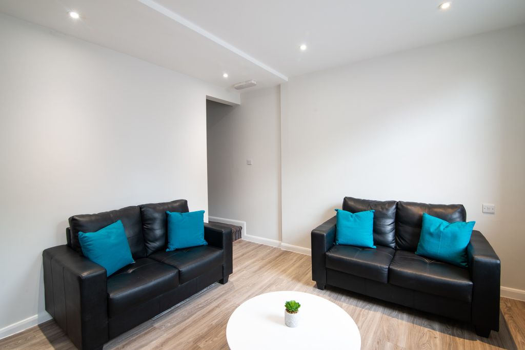 Property photo 2 of 17 18 Cauldon Road Living Room 1