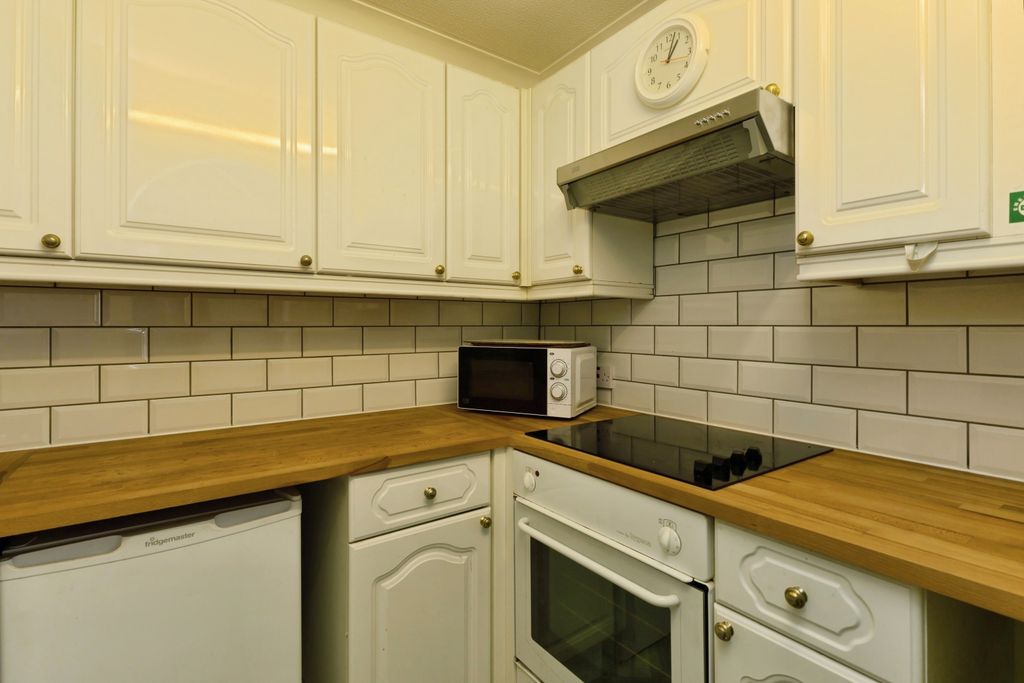 Property photo 3 of 10 Kitchen